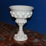 Coupe sur piédouche en porcelaine blanche de Limoges, vue d'ensemble