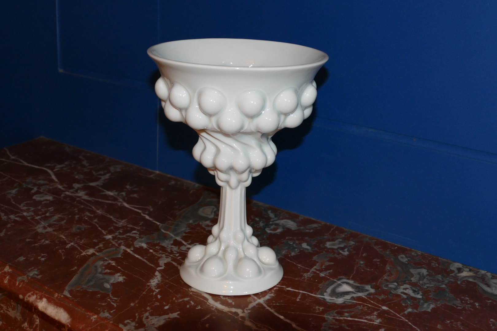 Coupe sur piédouche en porcelaine blanche de Limoges, vue d'ensemble