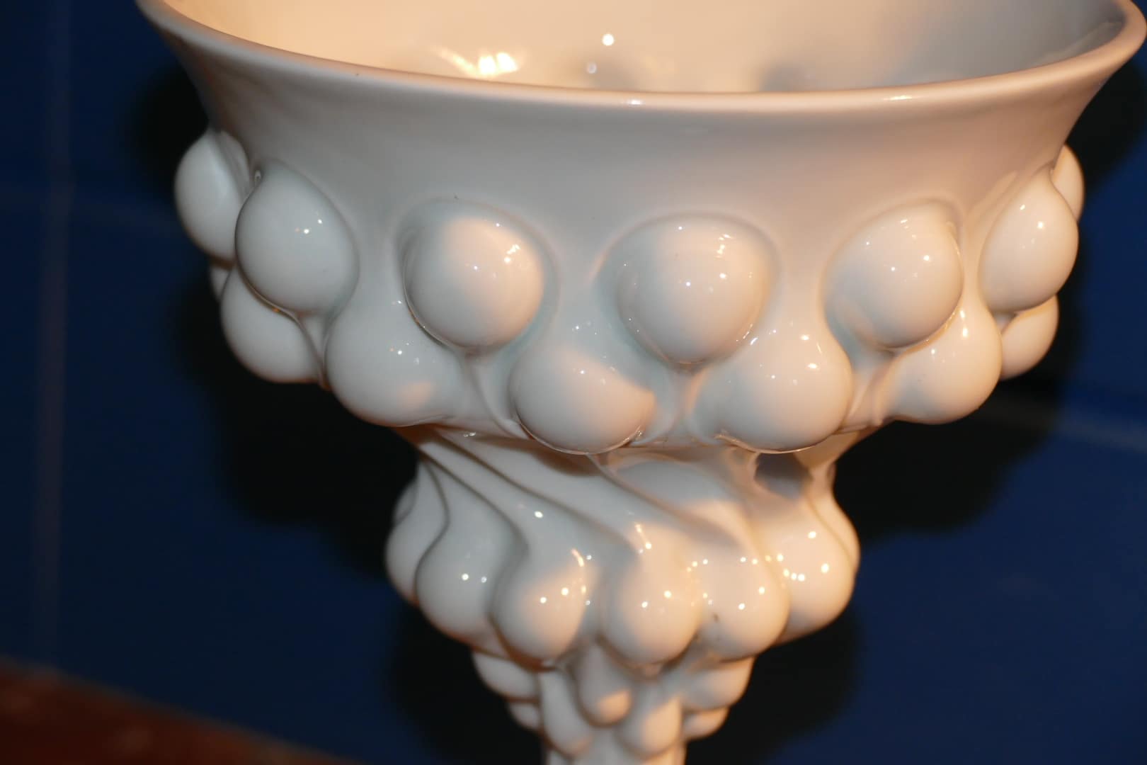 Coupe sur piédouche en porcelaine blanche de Limoges, détail de la vasque et des reliefs
