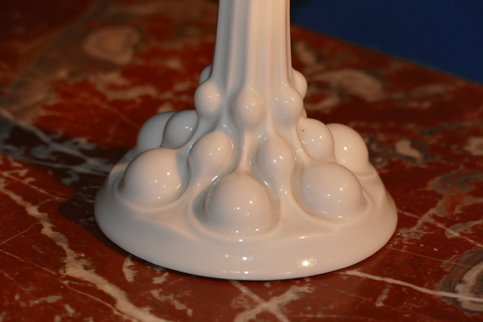 Coupe sur piédouche en porcelaine blanche de Limoges, pied et base en relief