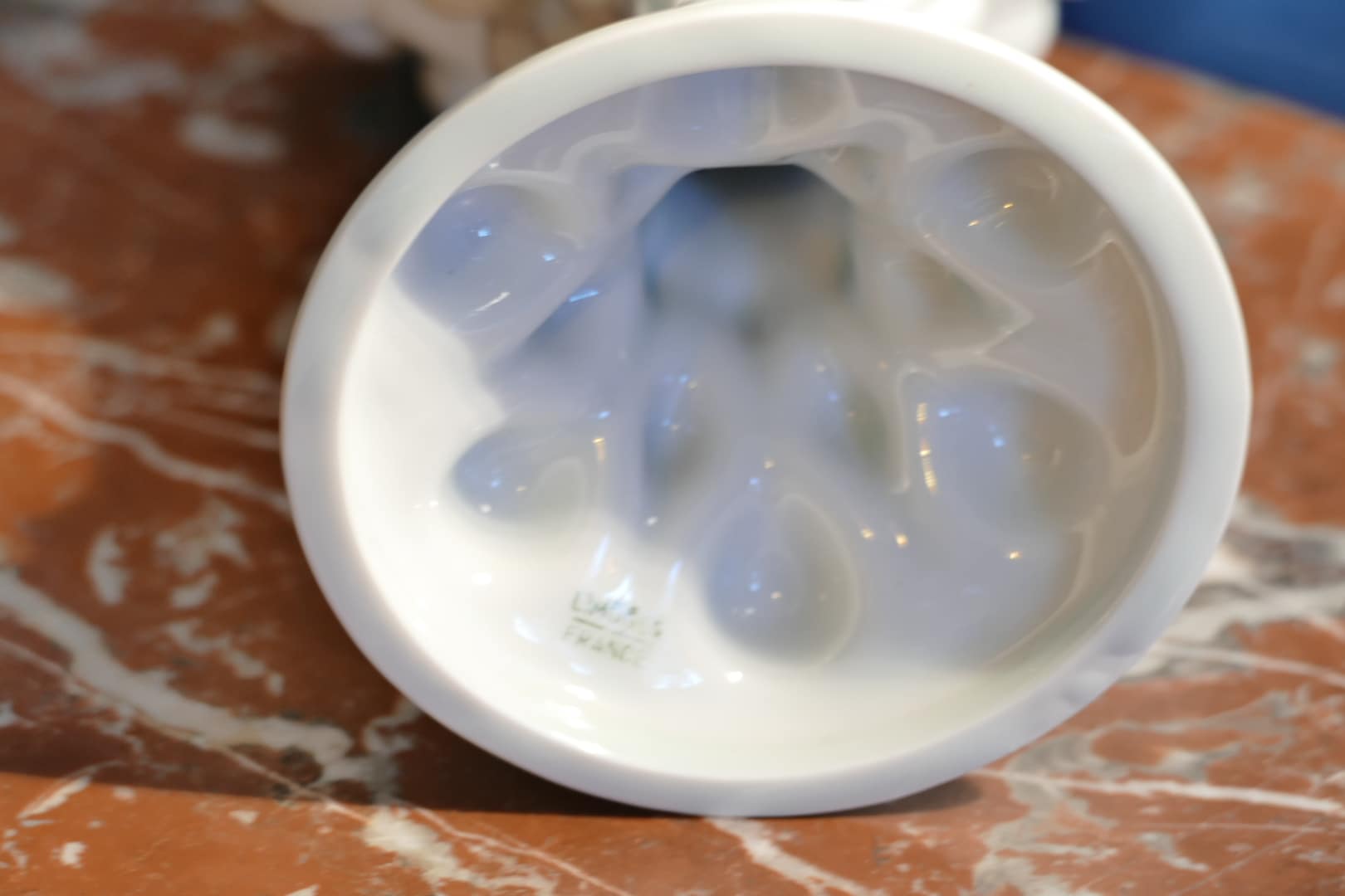 Coupe sur piédouche en porcelaine blanche de Limoges, marque Limoges France sous la base