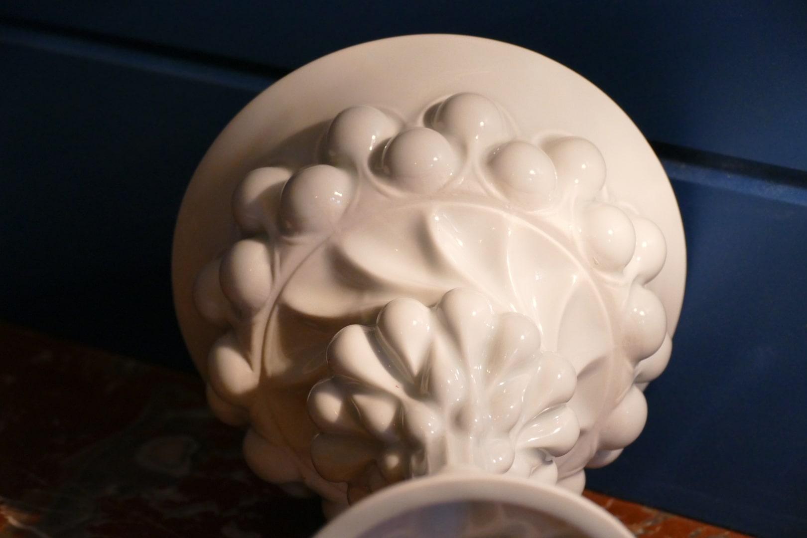 Coupe sur piédouche en porcelaine blanche de Limoges, base vue de dessous