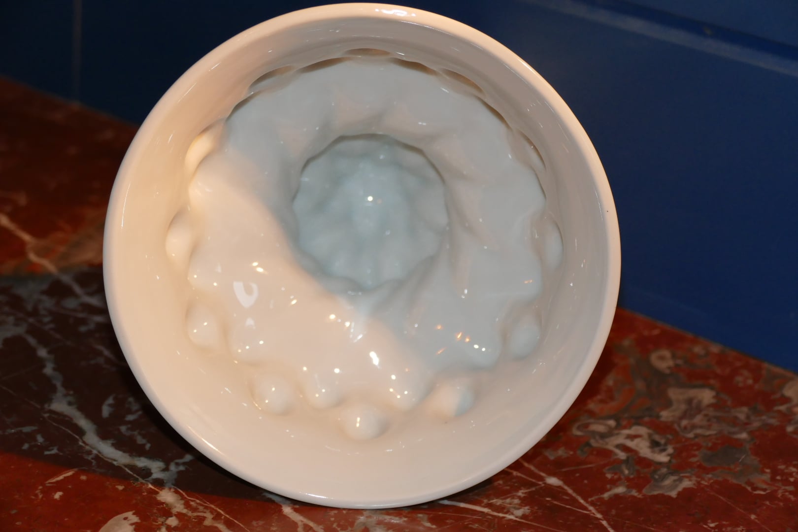 Coupe sur piédouche en porcelaine blanche de Limoges, intérieur de la vasque