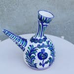 Cruche porrón en céramique andalouse, décor bleu et vert, vue d'ensemble