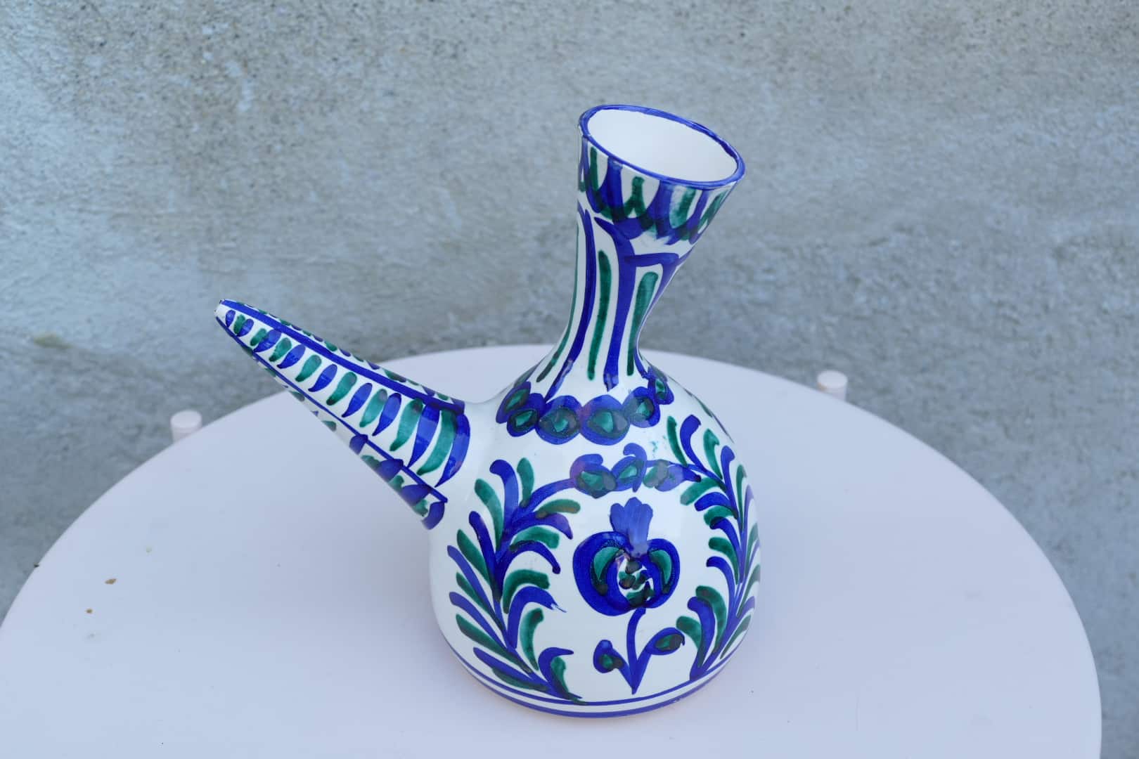 Cruche porrón en céramique andalouse, décor bleu et vert, vue d'ensemble