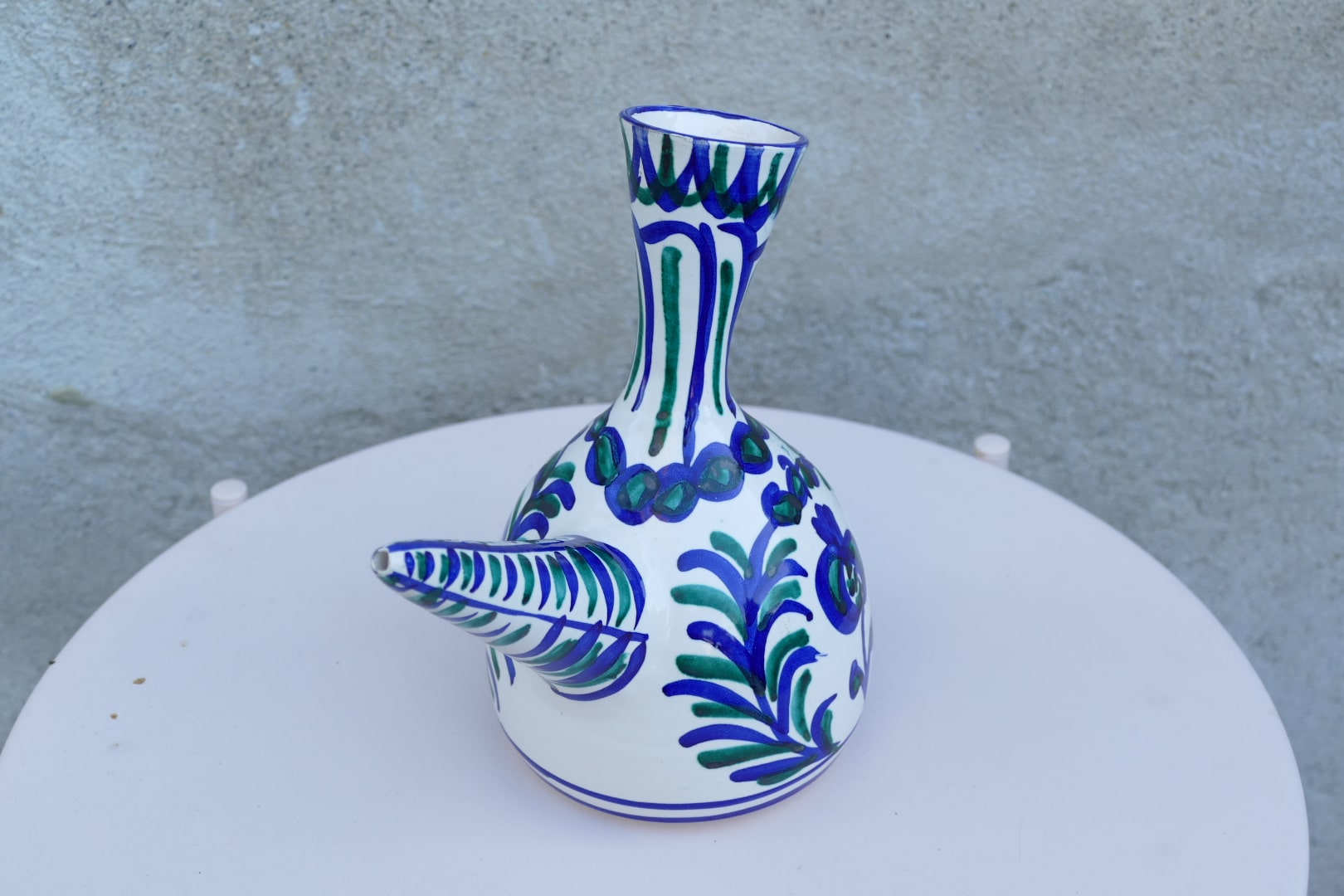 Cruche porrón en céramique andalouse, décor bleu et vert, vue 2