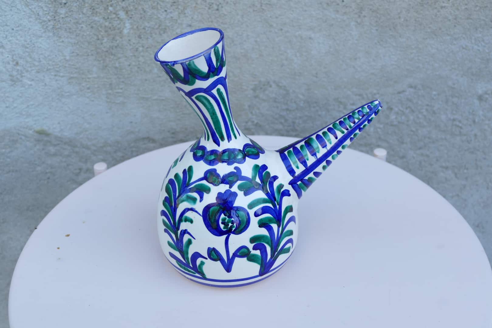 Cruche porrón en céramique andalouse, décor bleu et vert, vue 3
