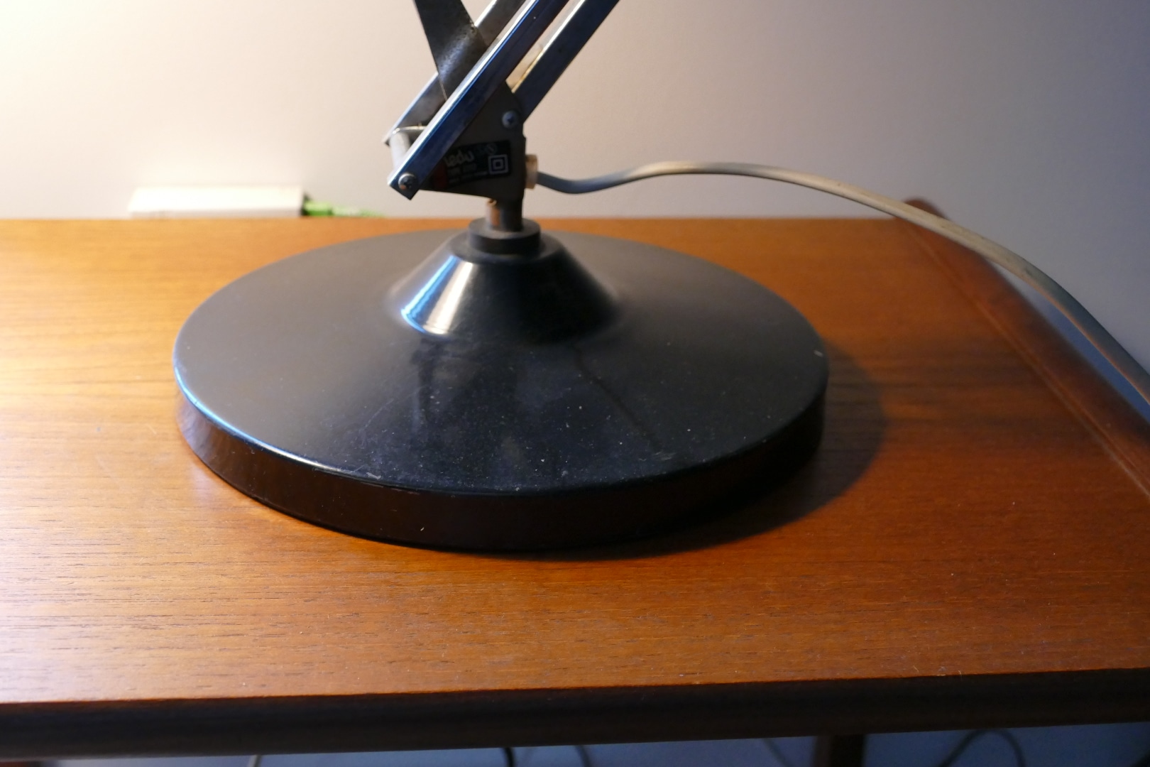 Lampe de bureau articulée Ledu à bras métallique et socle noir, vue 3