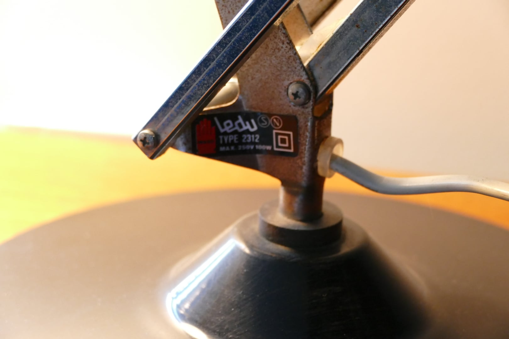 Lampe de bureau articulée Ledu à bras métallique et socle noir, vue 4