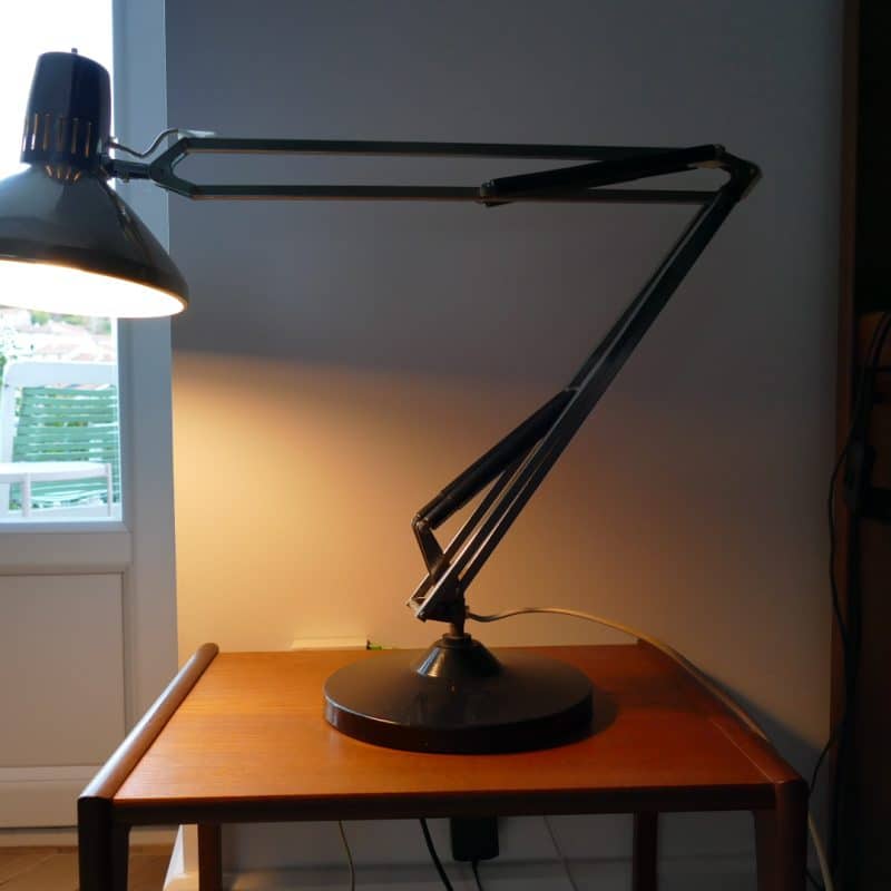 Lampe de bureau articulée Ledu à bras métallique et socle noir, vue d'ensemble