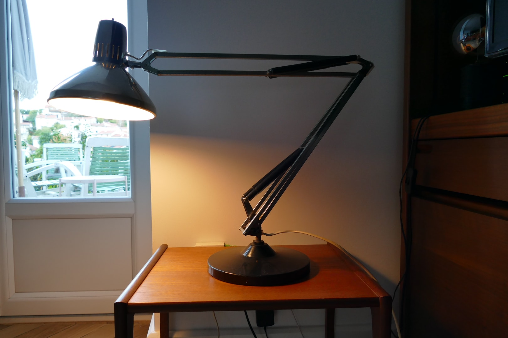 Lampe de bureau articulée Ledu à bras métallique et socle noir, vue d'ensemble