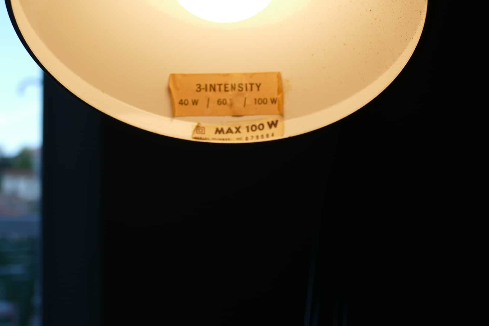 Lampe de bureau articulée Ledu à bras métallique et socle noir, vue 5