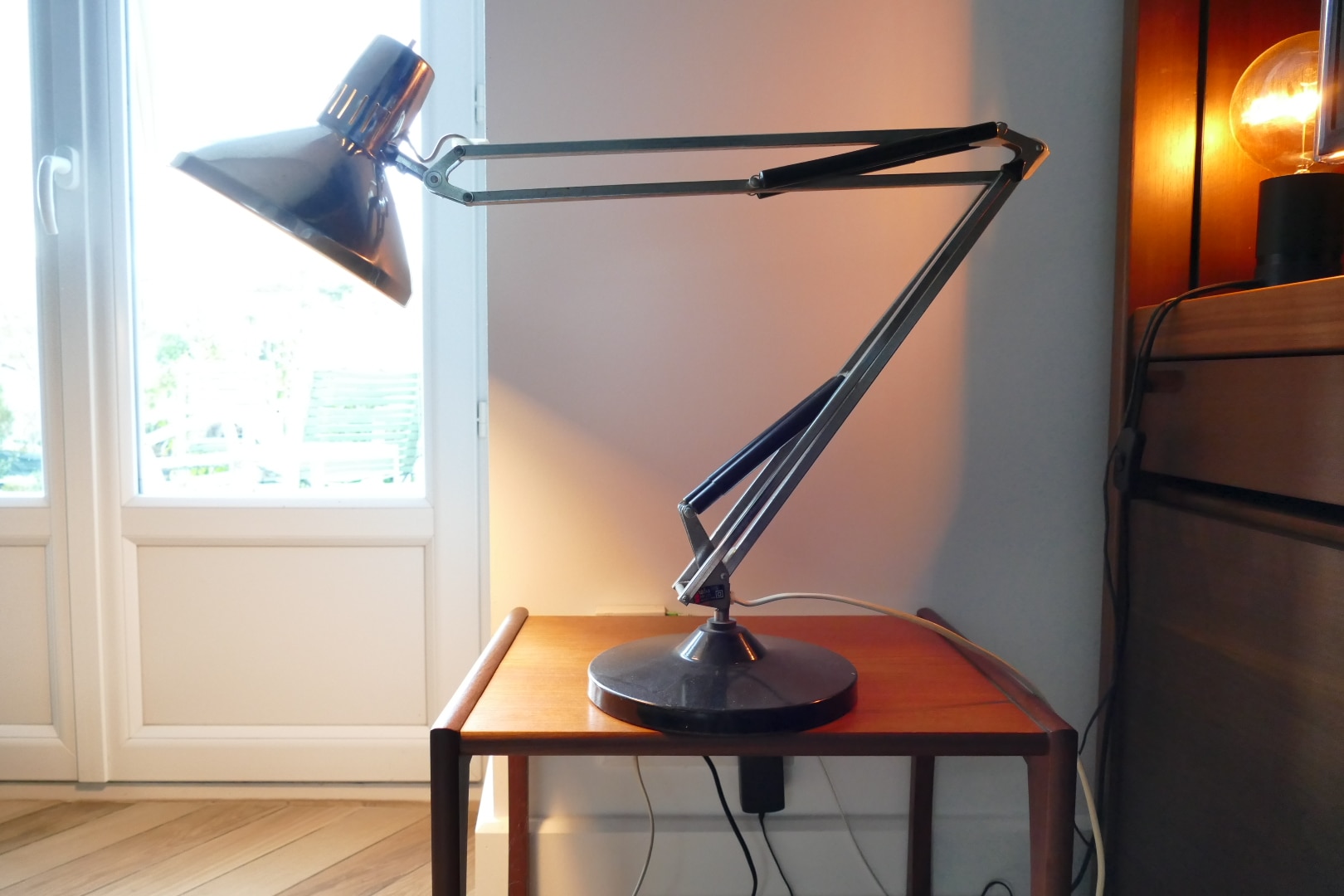 Lampe de bureau articulée Ledu à bras métallique et socle noir, vue 2