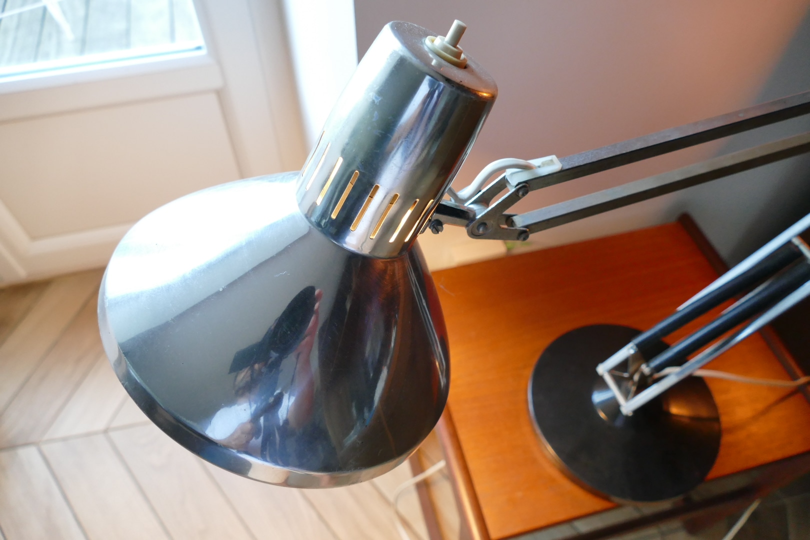 Lampe de bureau articulée Ledu à bras métallique et socle noir, vue 6