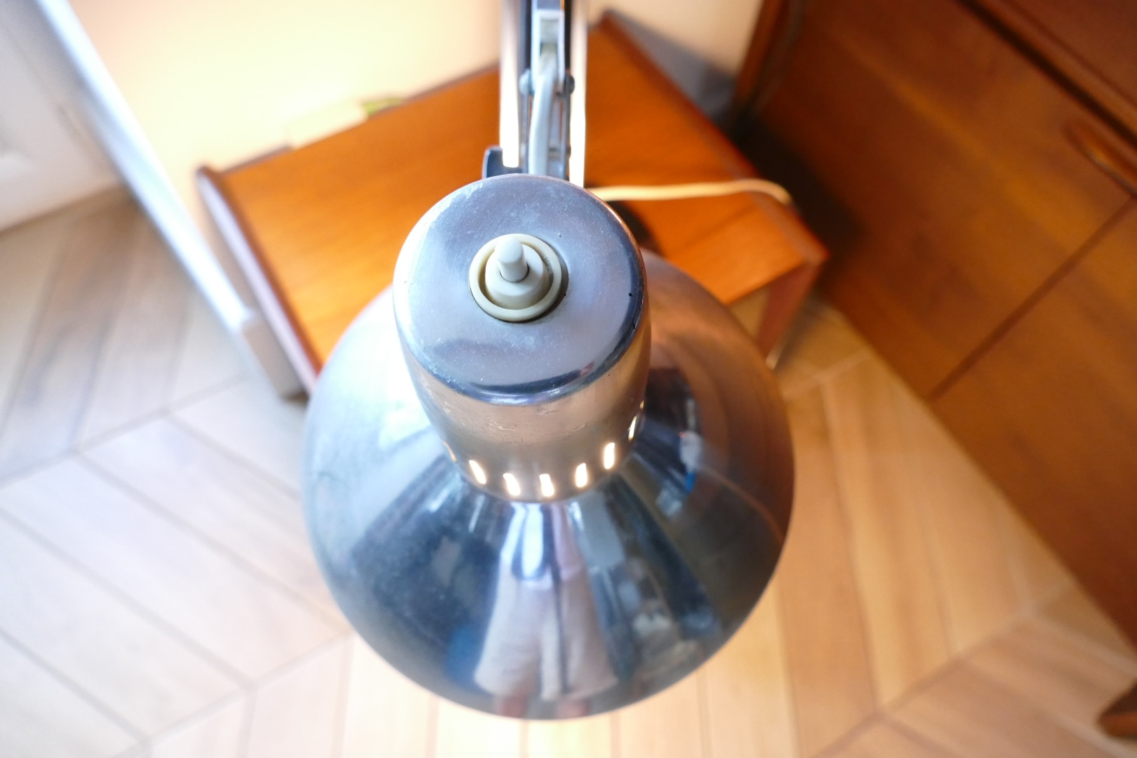 Lampe de bureau articulée Ledu à bras métallique et socle noir, vue 7