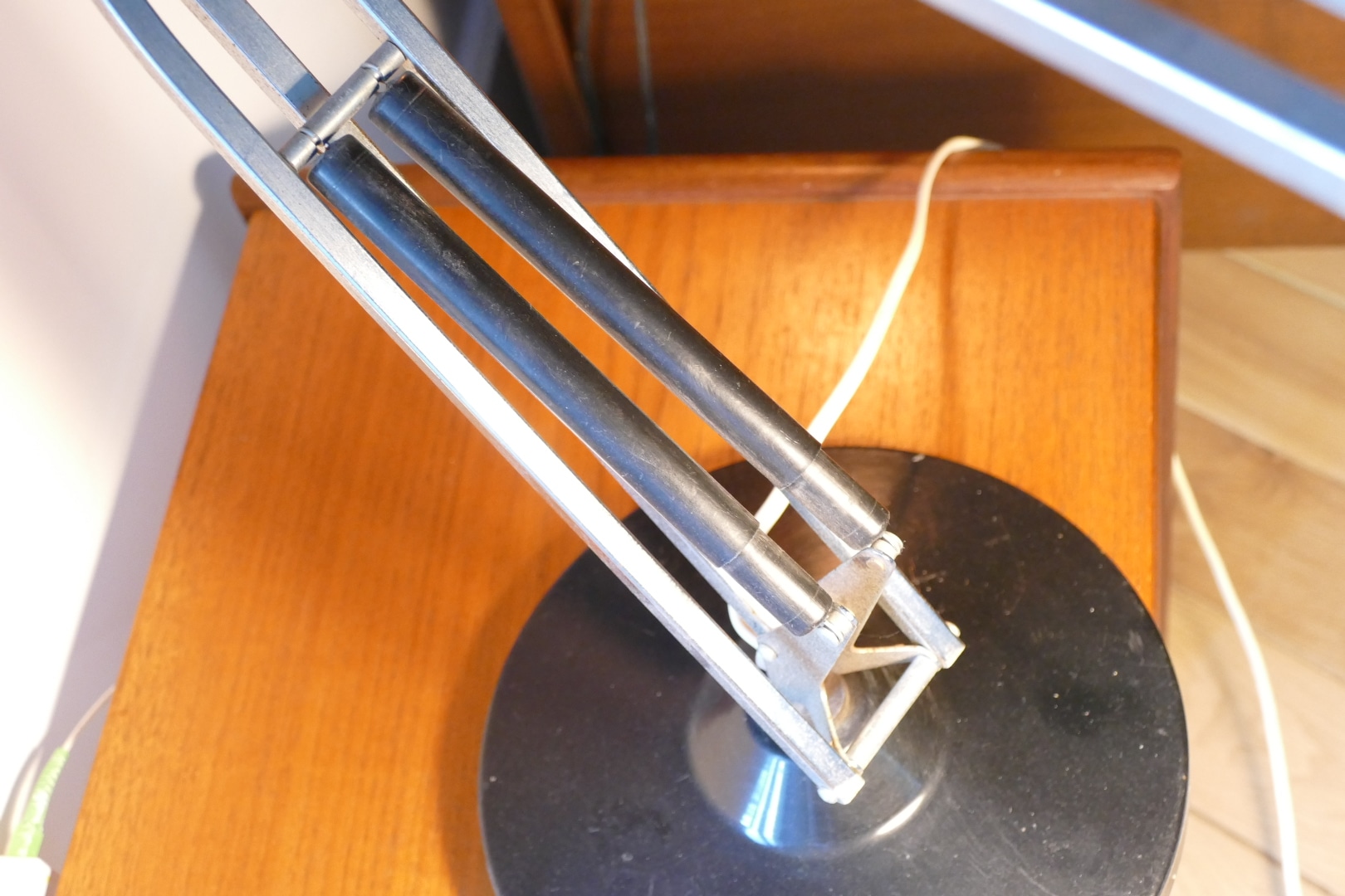 Lampe de bureau articulée Ledu à bras métallique et socle noir, vue 8