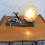 Lampe veilleuse au faon sur socle en marbre, années 50, vue d'ensemble