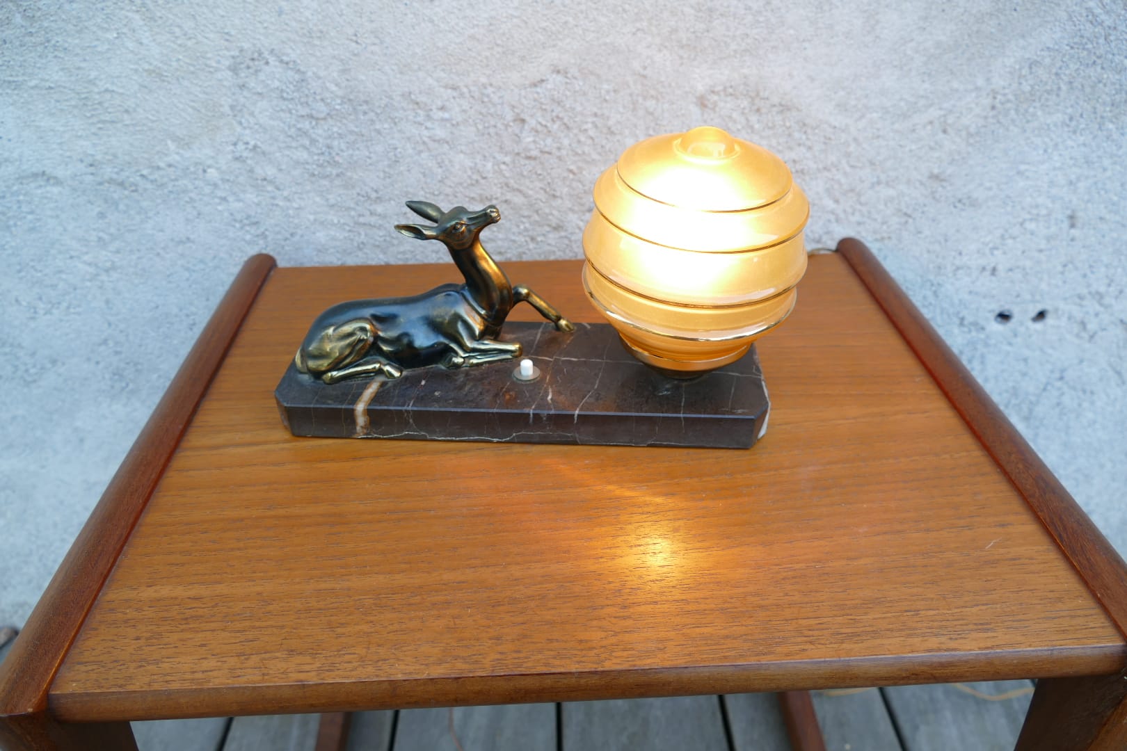 Lampe veilleuse au faon sur socle en marbre, années 50, vue d'ensemble