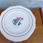 Lot de 13 assiettes Saint-Amandinoise modèle Lys, vue d'ensemble