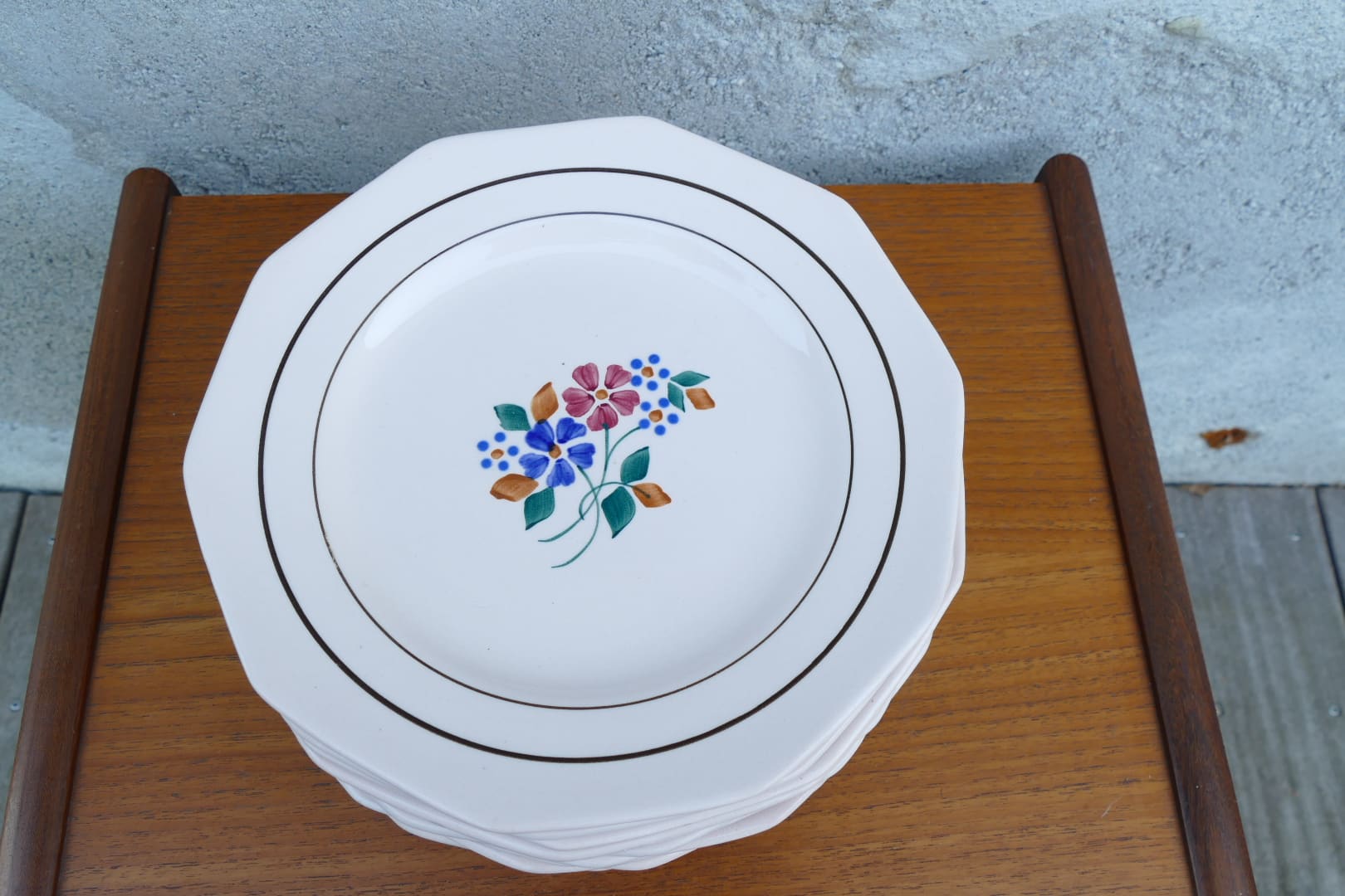 Lot de 13 assiettes Saint-Amandinoise modèle Lys, vue d'ensemble