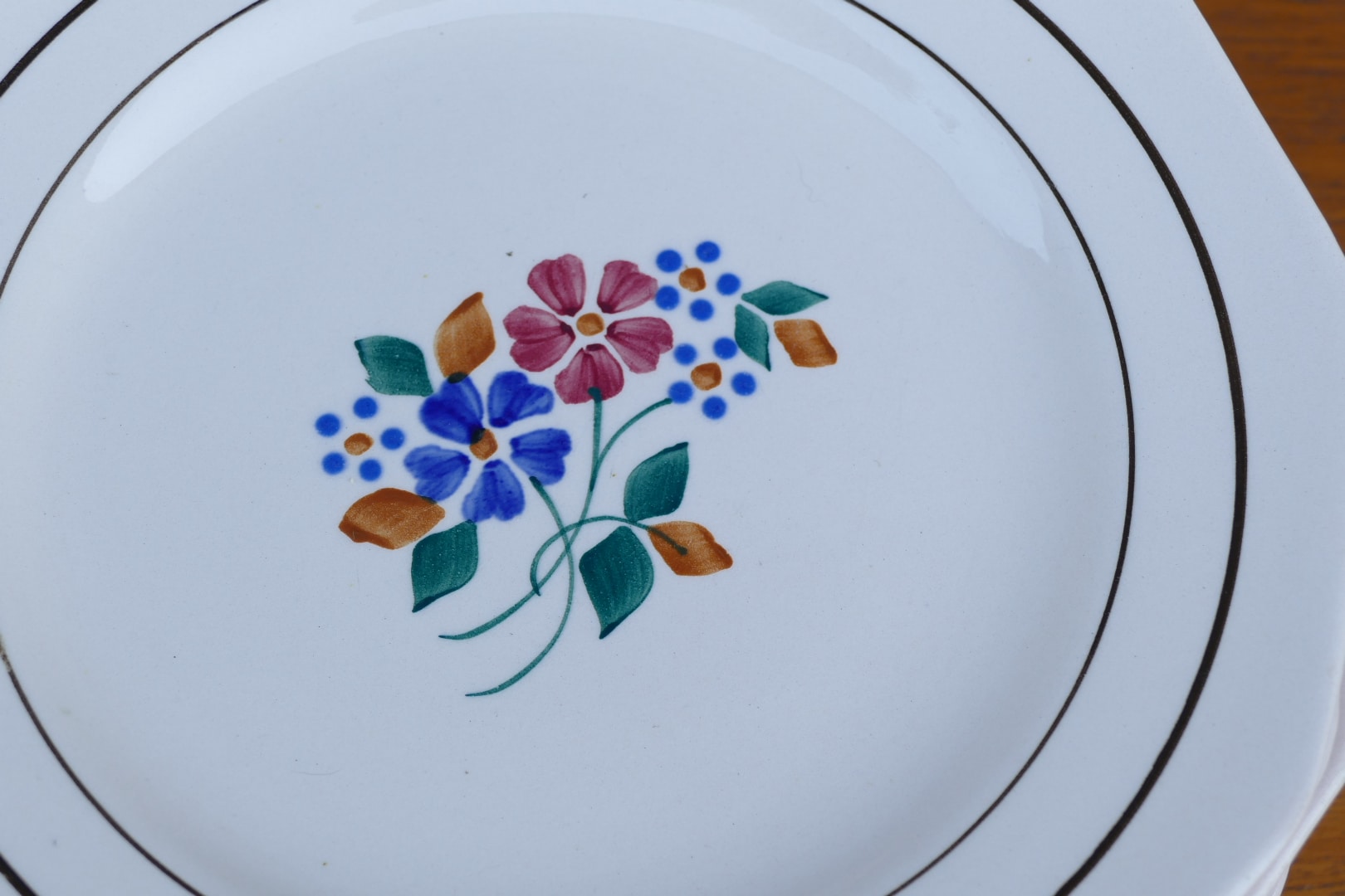 Lot de 13 assiettes Saint-Amandinoise modèle Lys, vue 2