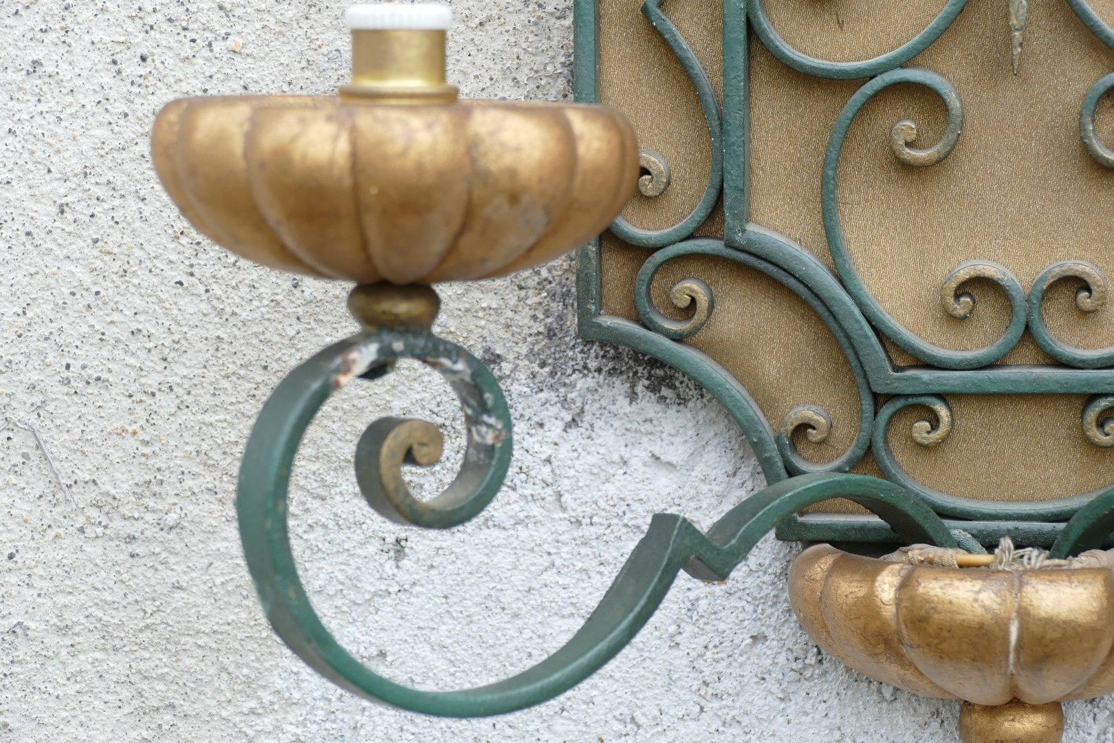 Paire d'appliques en fer forgé vert patiné et bois doré, style néoclassique, vue 3