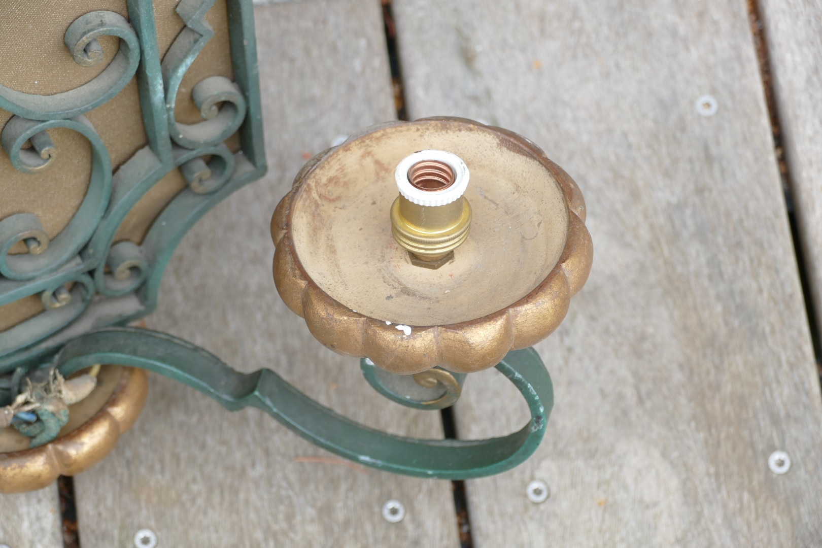 Paire d'appliques en fer forgé vert patiné et bois doré, style néoclassique, vue 11