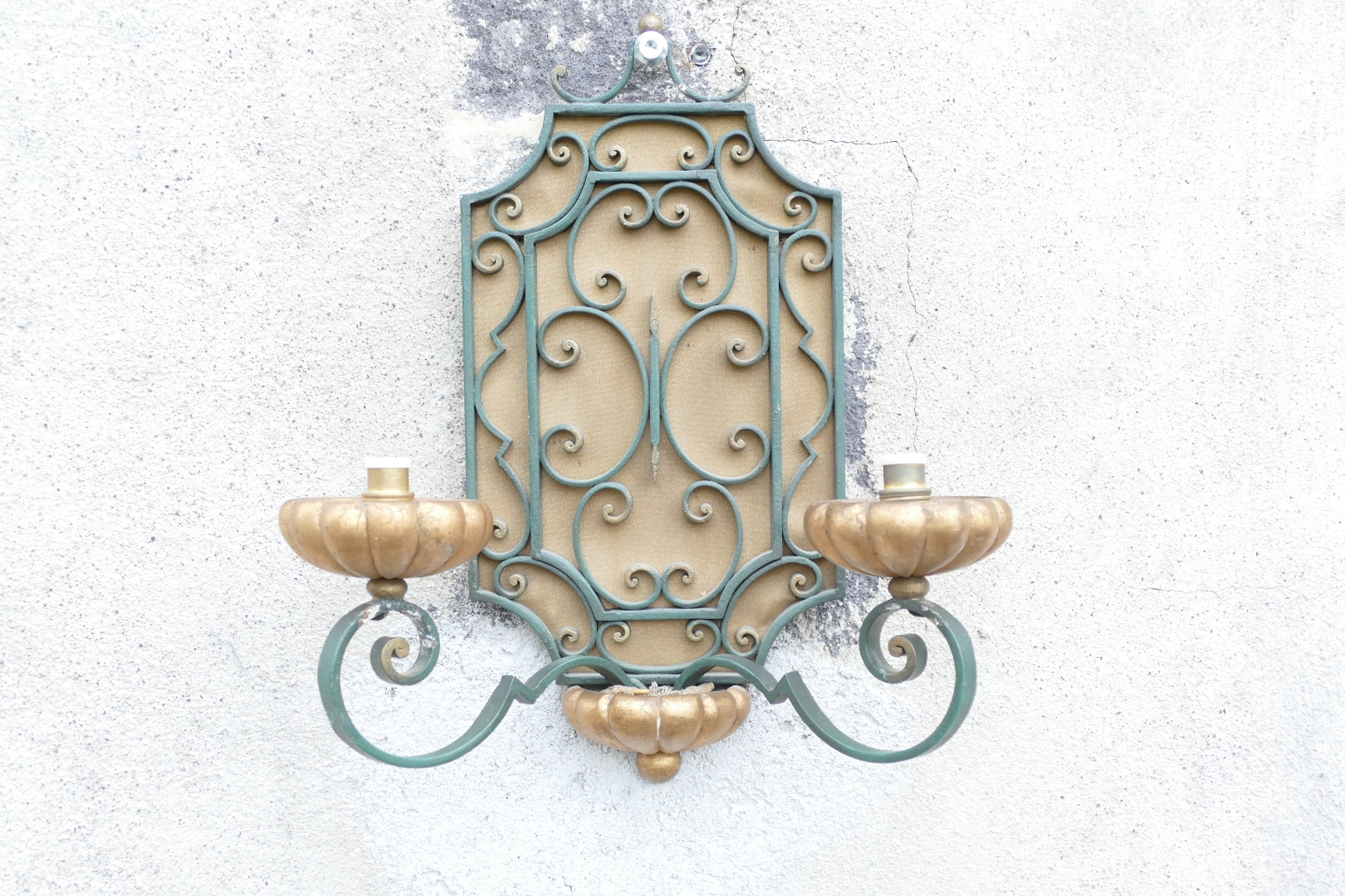 Paire d'appliques en fer forgé vert patiné et bois doré, style néoclassique, vue 2