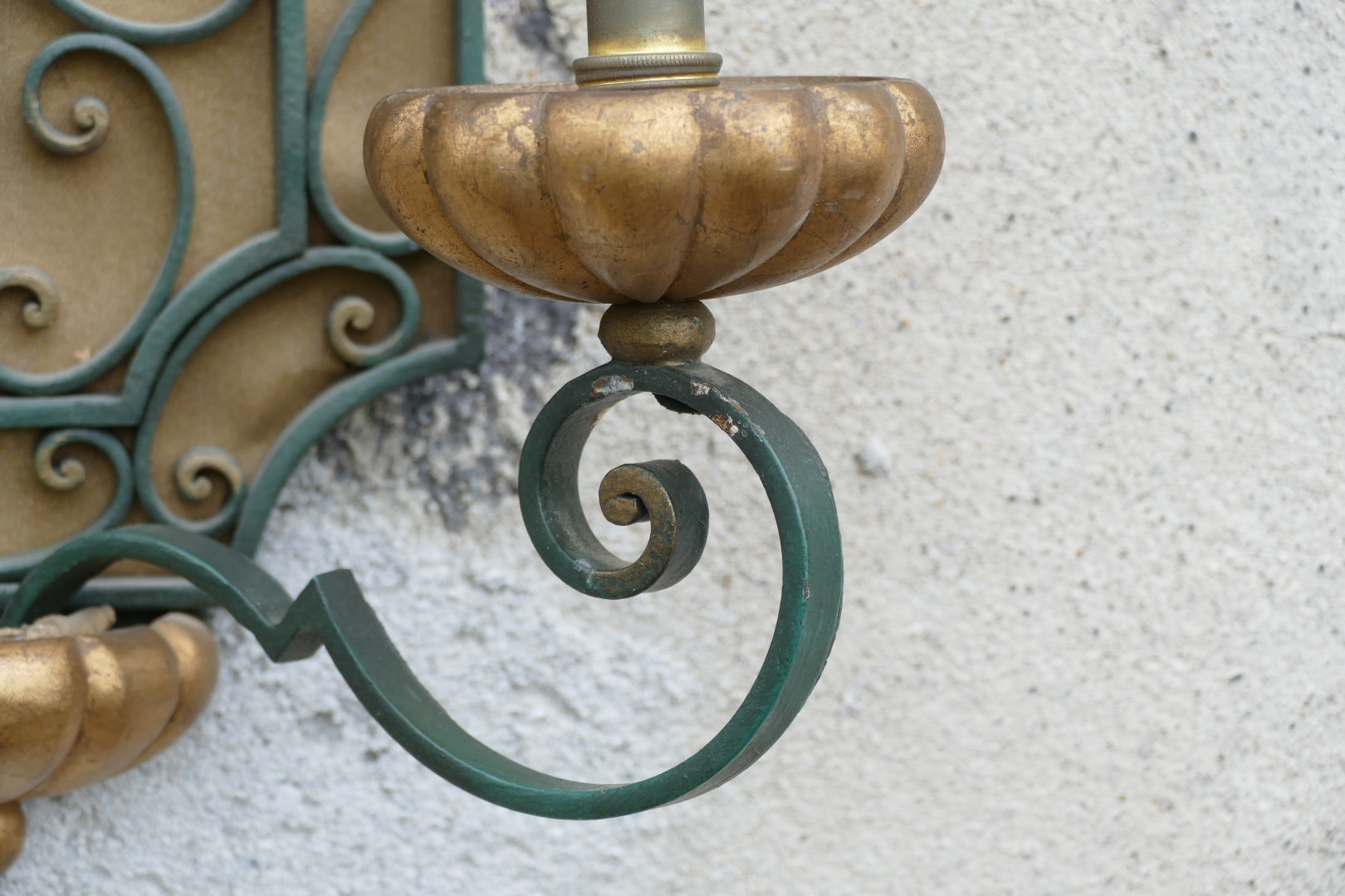 Paire d'appliques en fer forgé vert patiné et bois doré, style néoclassique, vue 4