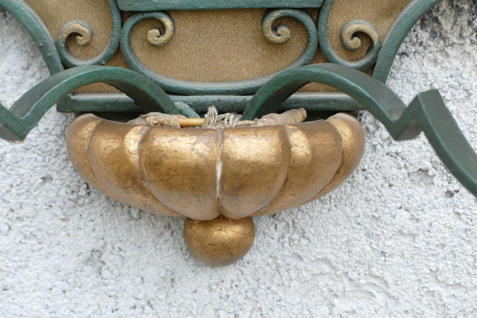 Paire d'appliques en fer forgé vert patiné et bois doré, style néoclassique, vue 5