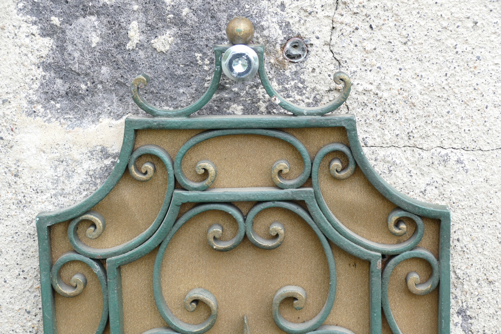 Paire d'appliques en fer forgé vert patiné et bois doré, style néoclassique, vue 6