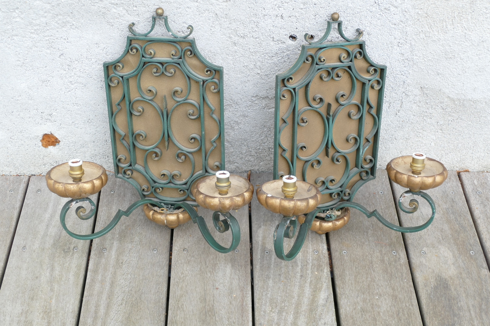 Paire d'appliques en fer forgé vert patiné et bois doré, style néoclassique, vue d'ensemble