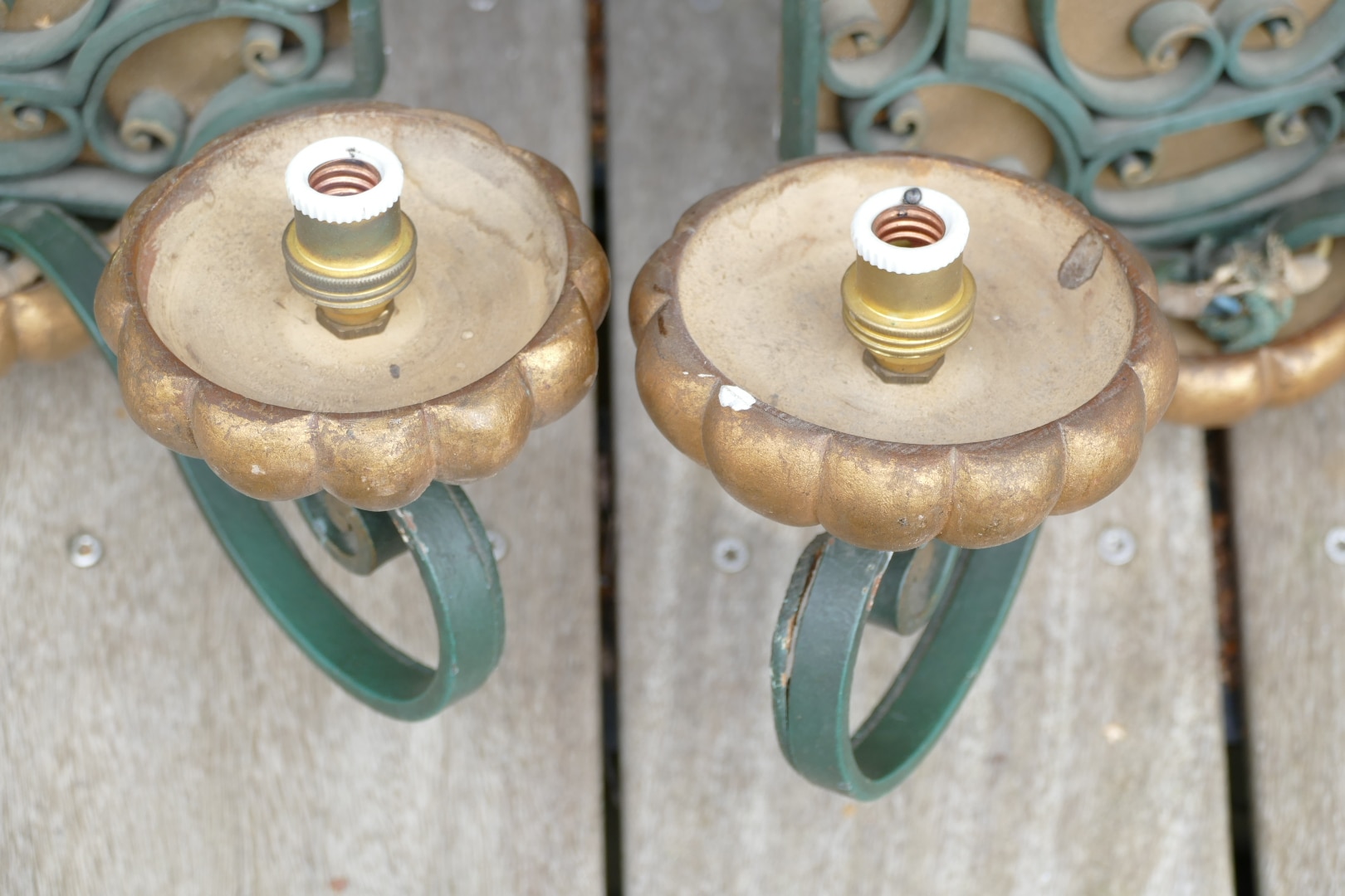 Paire d'appliques en fer forgé vert patiné et bois doré, style néoclassique, vue 9