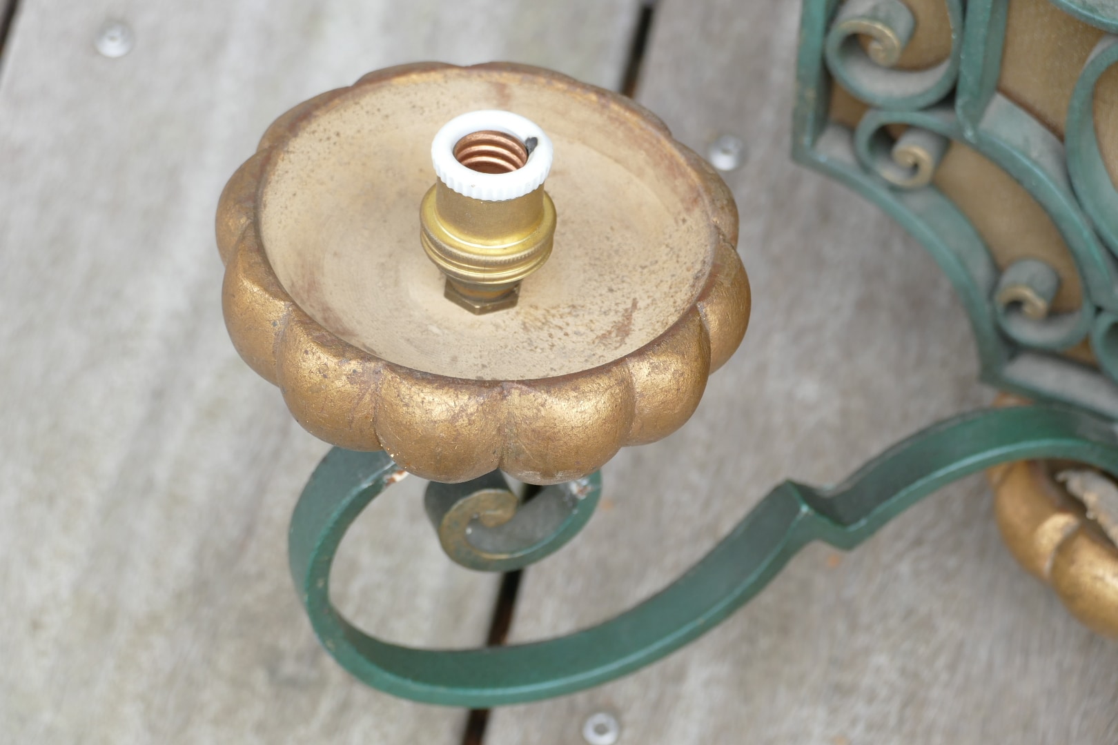 Paire d'appliques en fer forgé vert patiné et bois doré, style néoclassique, vue 10