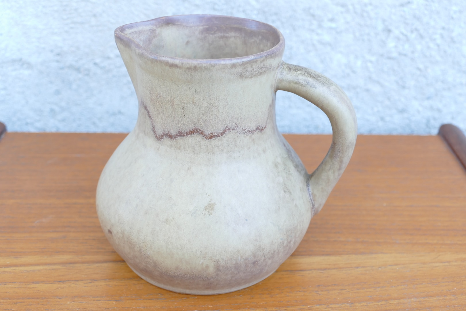 Petit pichet en grès vintage, vue d'ensemble
