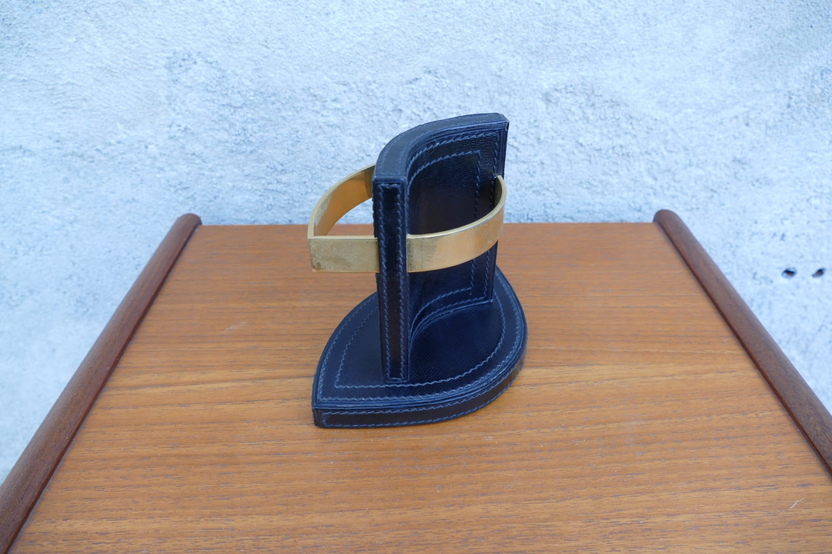 Porte-courrier Longchamp en cuir noir et laiton doré, vue d'ensemble