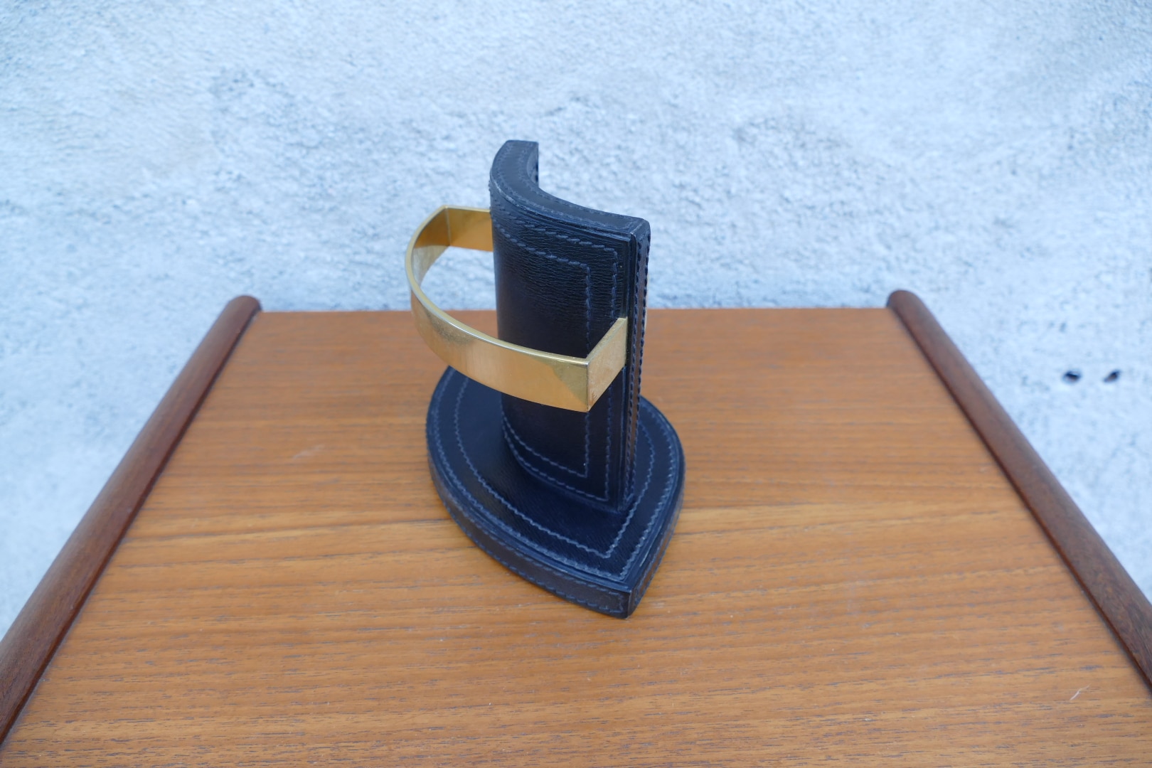 Porte-courrier Longchamp en cuir noir et laiton doré, vue 2