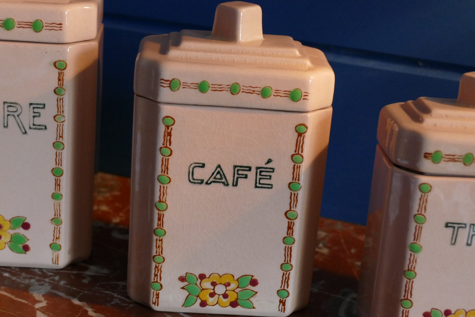 Pots à épices Art déco en faïence de Longwy, détail du pot Café