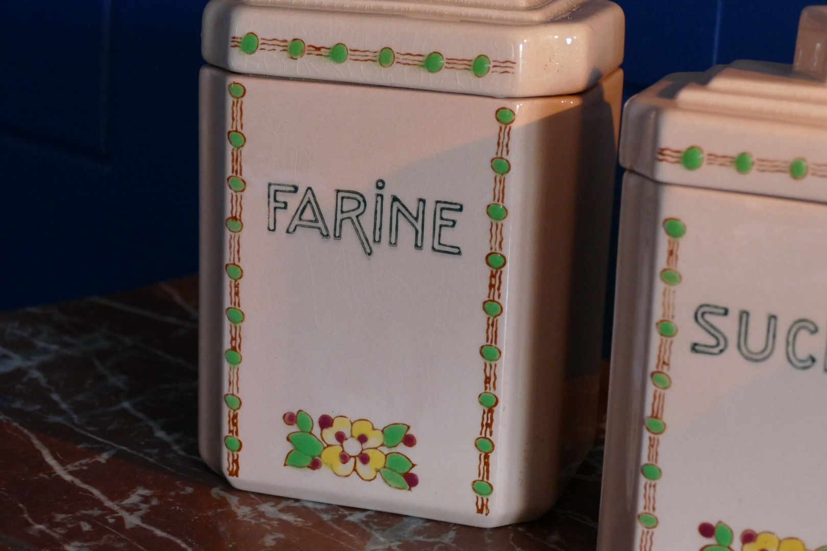 Pots à épices Art déco en faïence de Longwy, détail du pot Farine