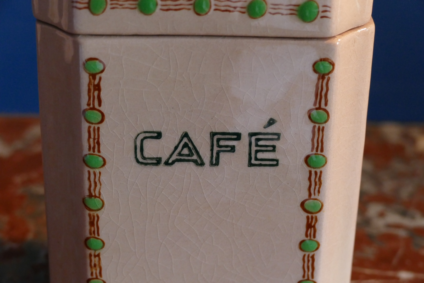 Pots à épices Art déco en faïence de Longwy, détail de l'inscription Café