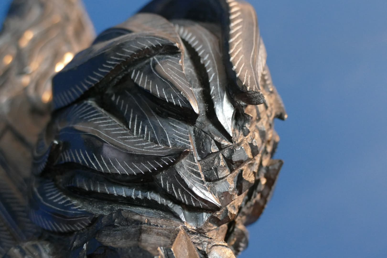 Sculpture coq en serpentine noire, accidents en bout de plumes de la queue