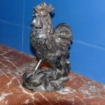Sculpture coq en serpentine noire, vue de trois quarts