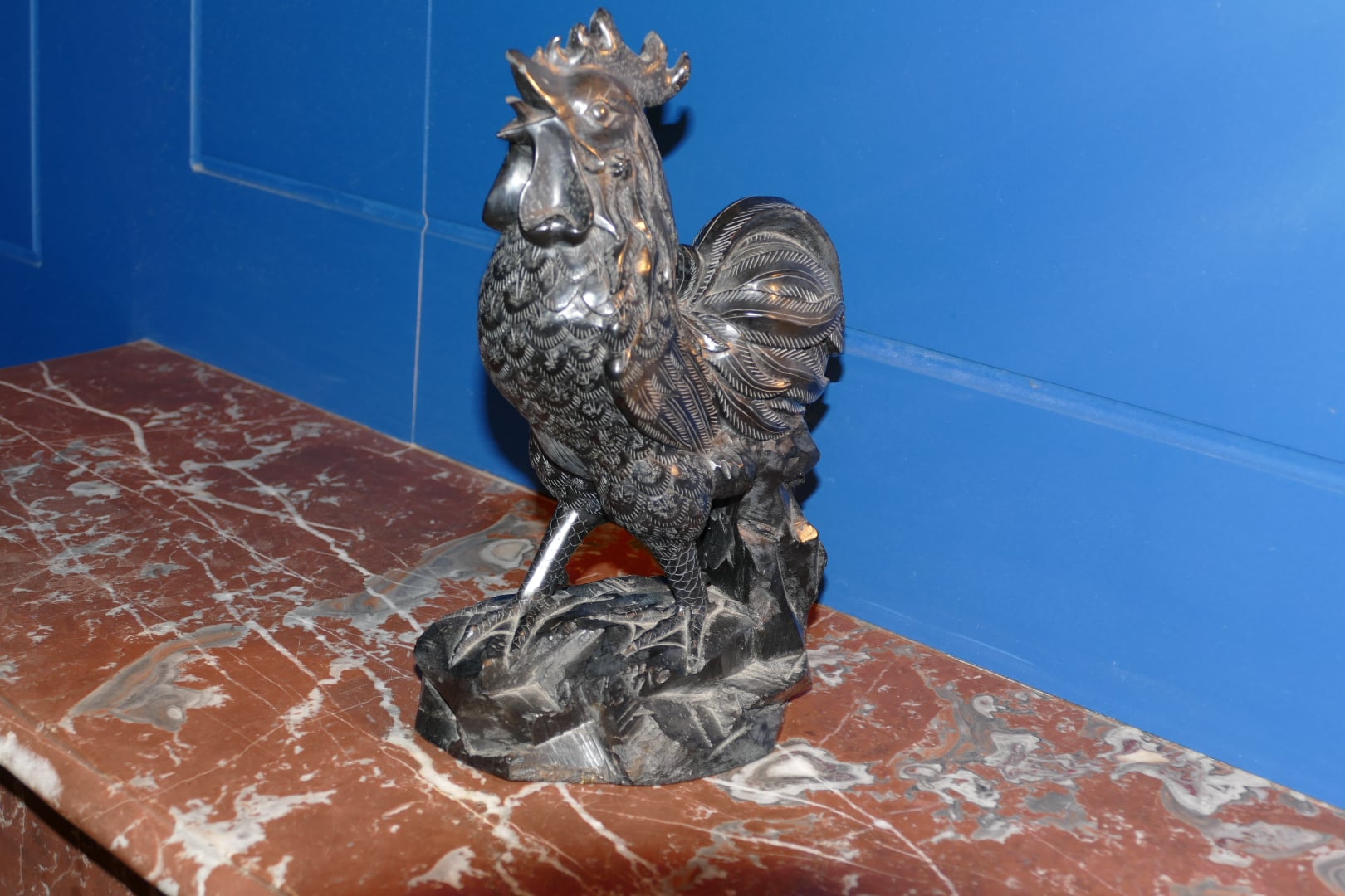 Sculpture coq en serpentine noire, vue de trois quarts