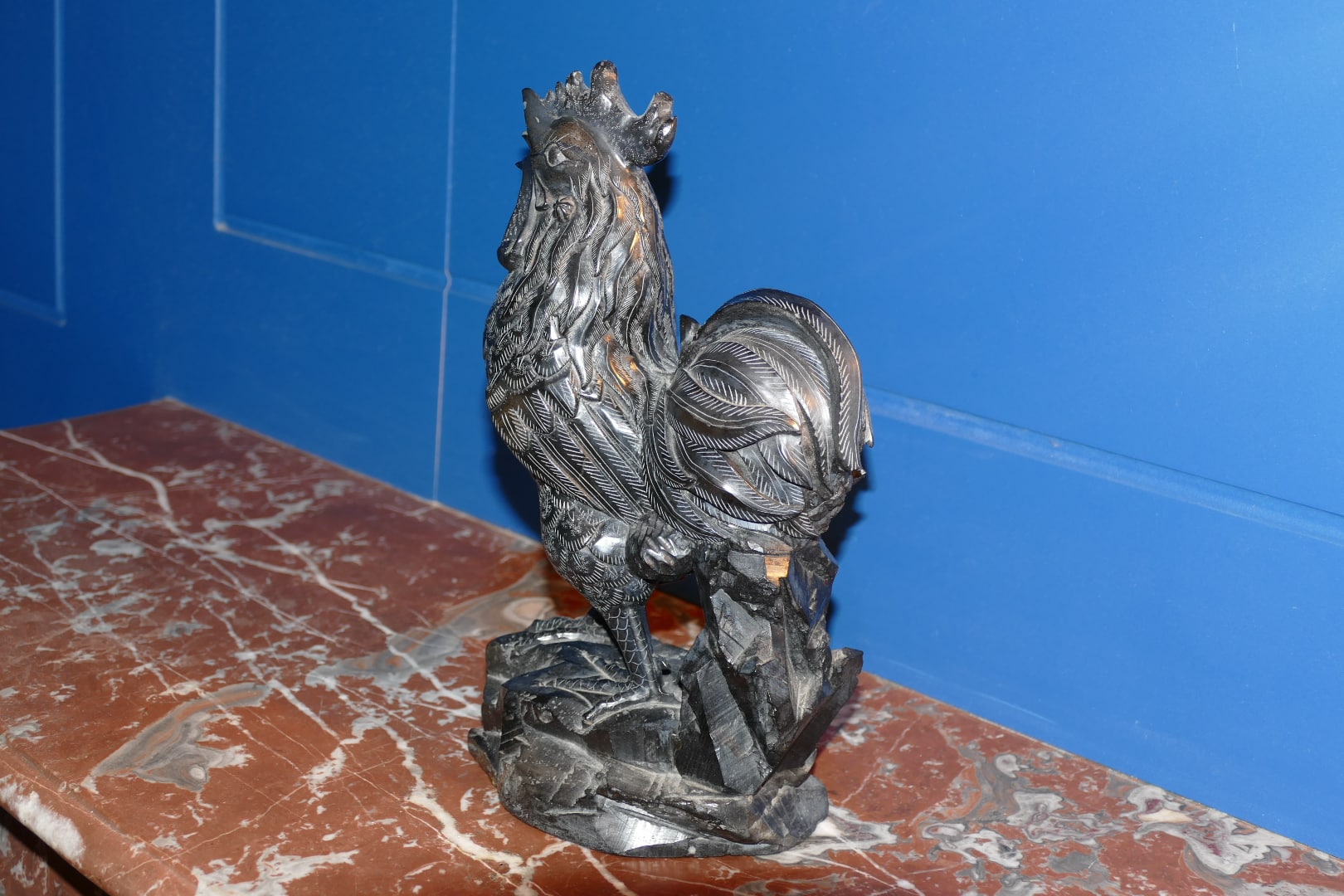 Sculpture coq en serpentine noire, vue de profil