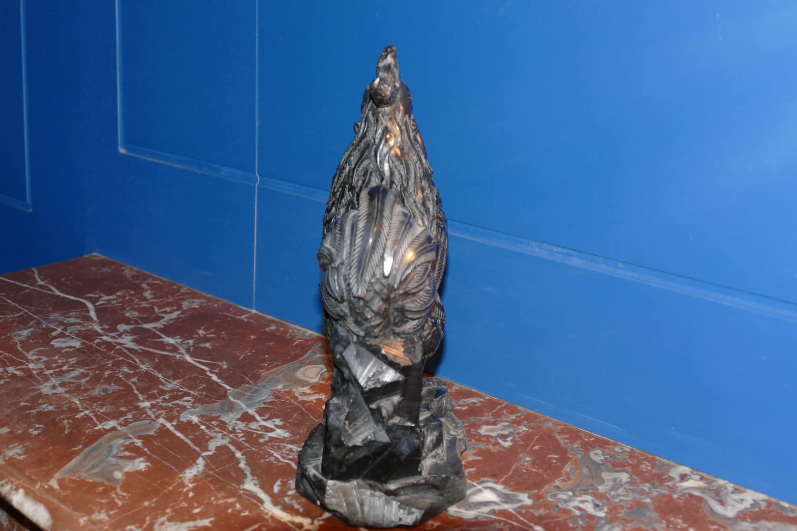Sculpture coq en serpentine noire, vue de profil étroite