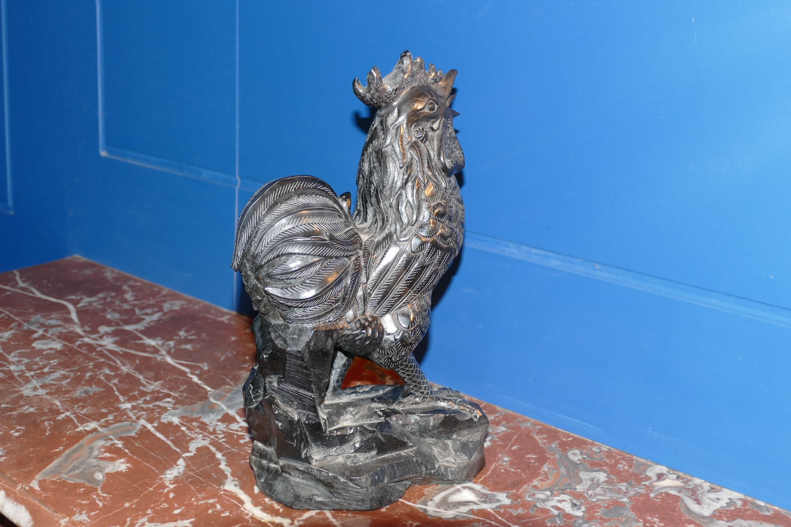 Sculpture coq en serpentine noire, côté de la queue