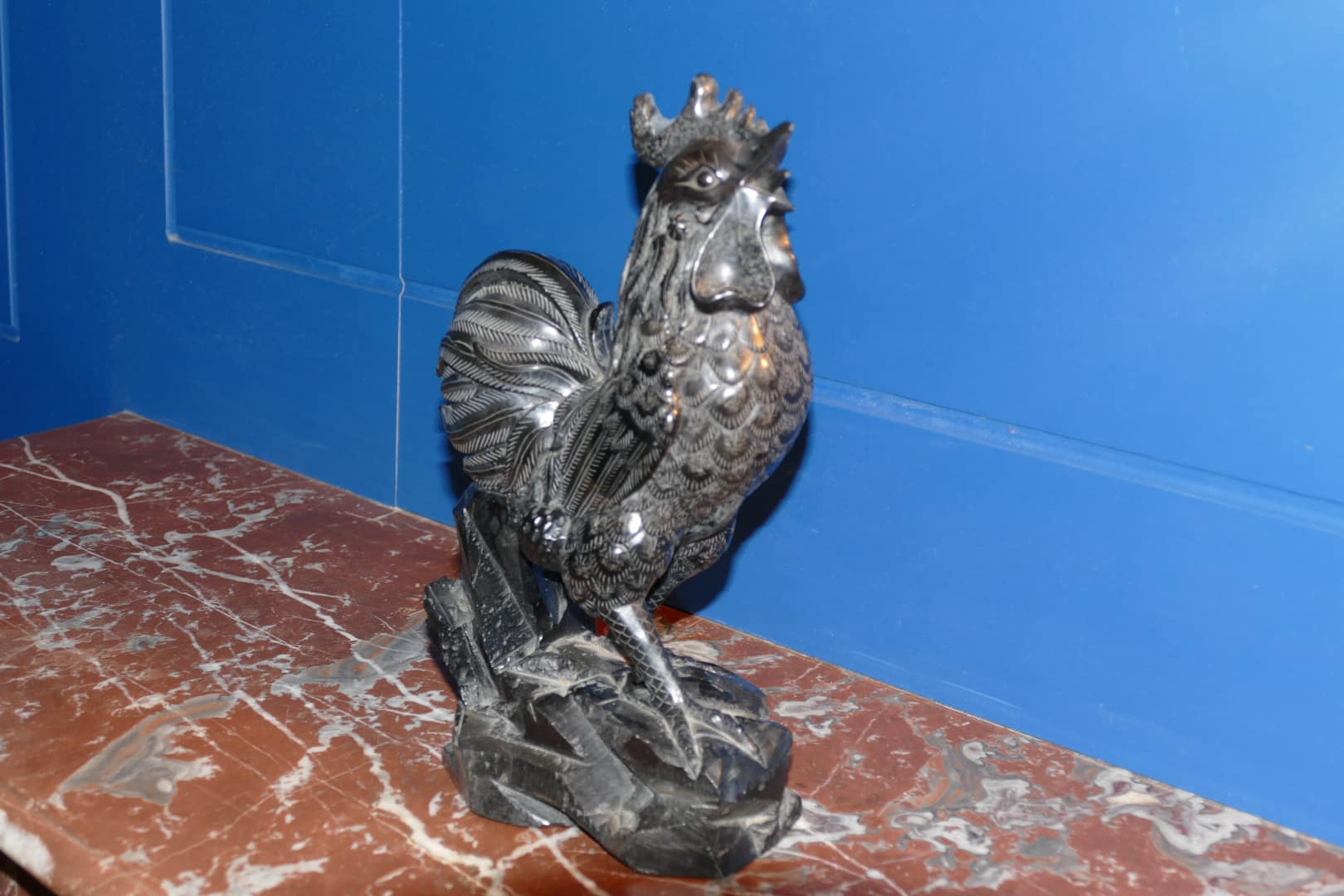 Sculpture coq en serpentine noire, vue de trois quarts arrière