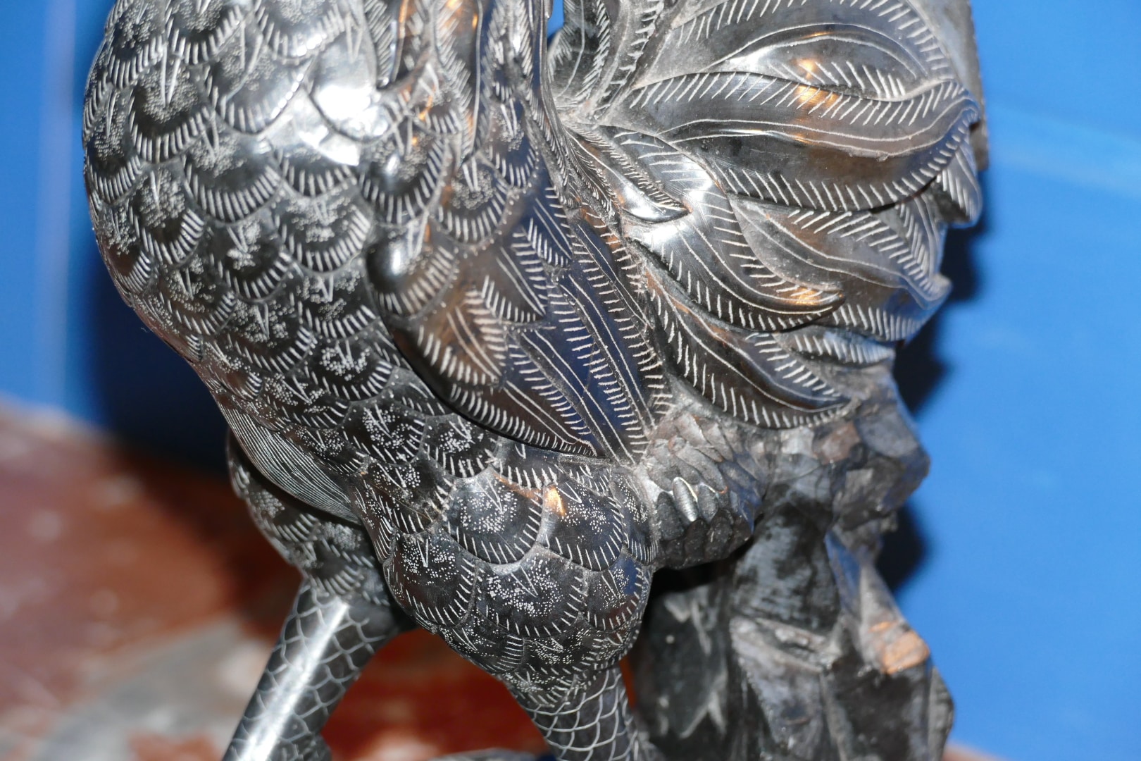 Sculpture coq en serpentine noire, détail du plumage ciselé