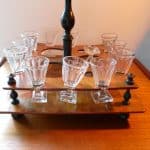 Service à liqueur, cabaret en bois et verres à pied, vue d'ensemble