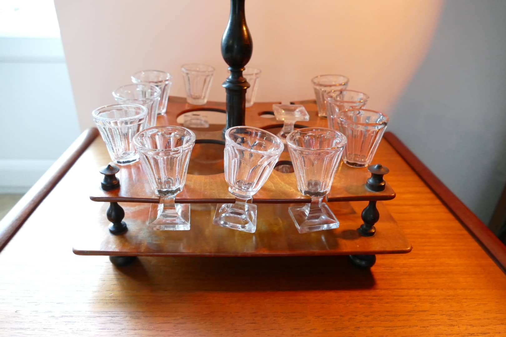 Service à liqueur, cabaret en bois et verres à pied, vue d'ensemble